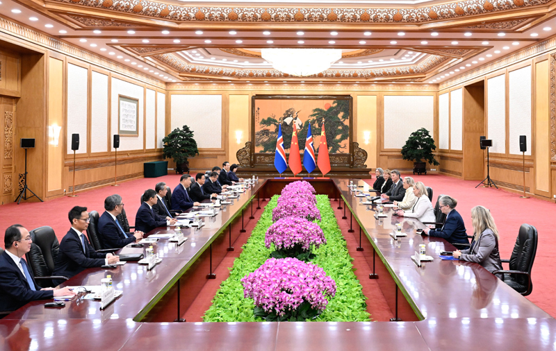 习近平会见冰岛总统托马斯多蒂尔2.jpg
